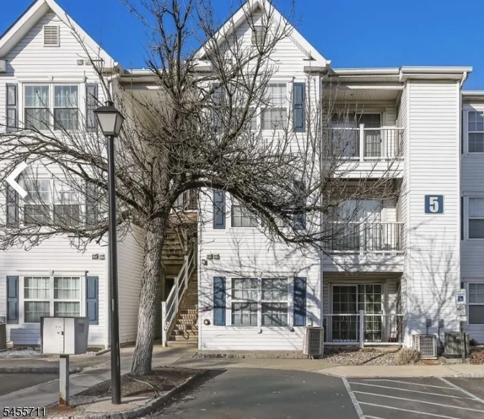517 Waterford Dr Edison, NJ 08817