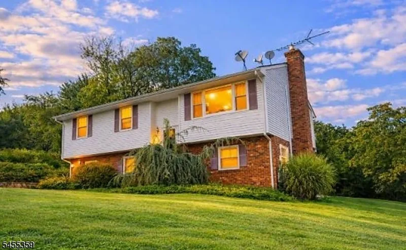 12 Studer Rd Clinton, NJ 08809