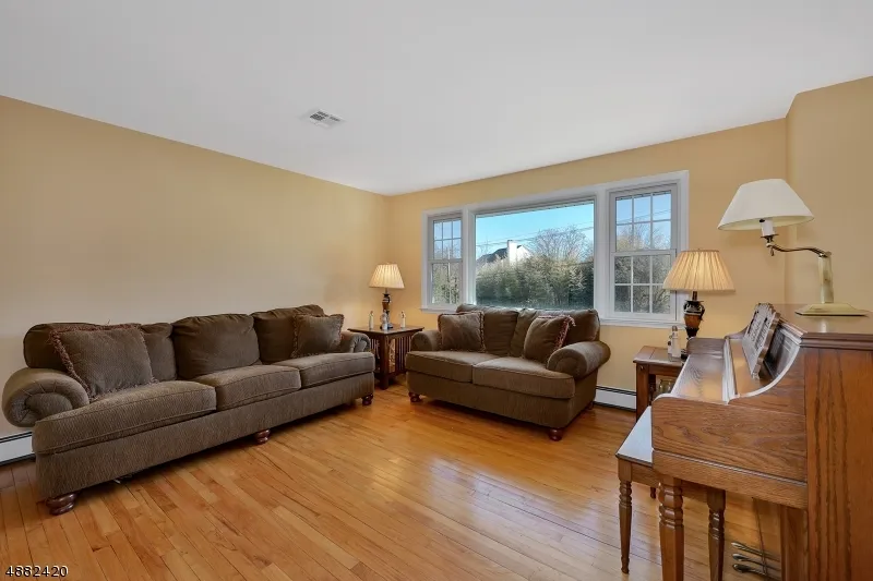 12 Studer Rd Clinton, NJ 08809