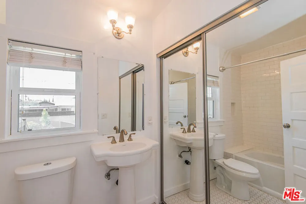 4530 W Washington Boulevard Los Angeles, CA 90016