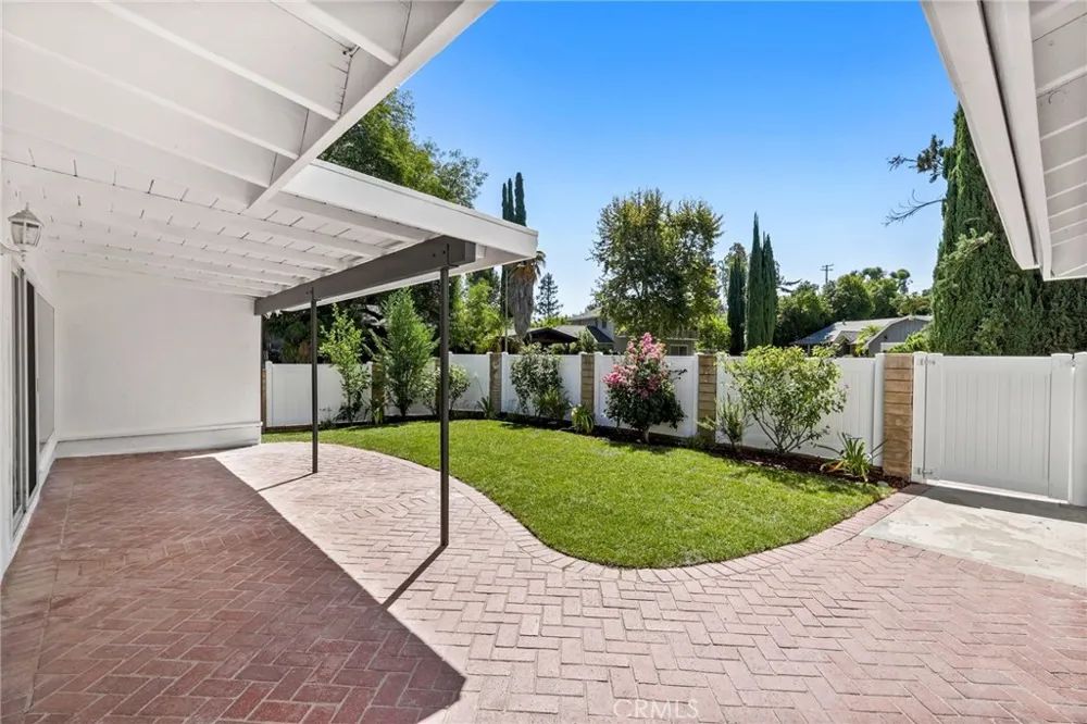 23800 Hatteras Street Woodland Hills, CA 91367
