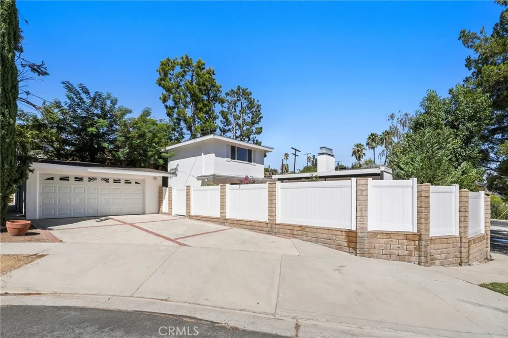 23800 Hatteras Street Woodland Hills, CA 91367