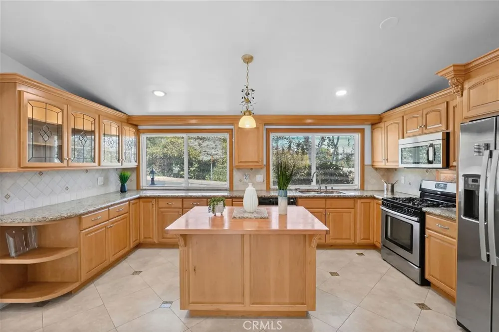 23800 Hatteras Street Woodland Hills, CA 91367