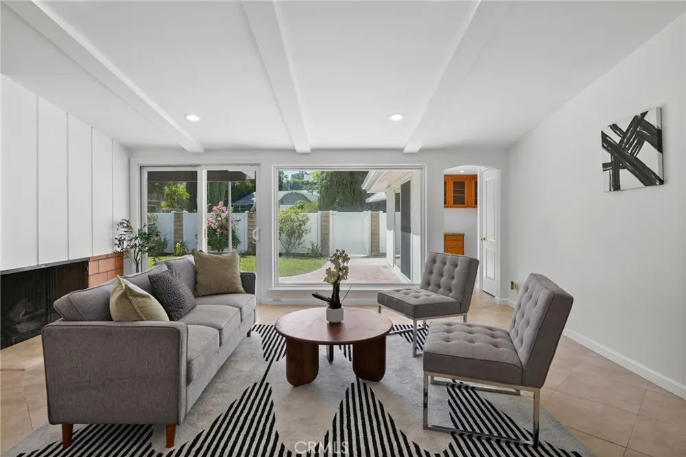 23800 Hatteras Street Woodland Hills, CA 91367