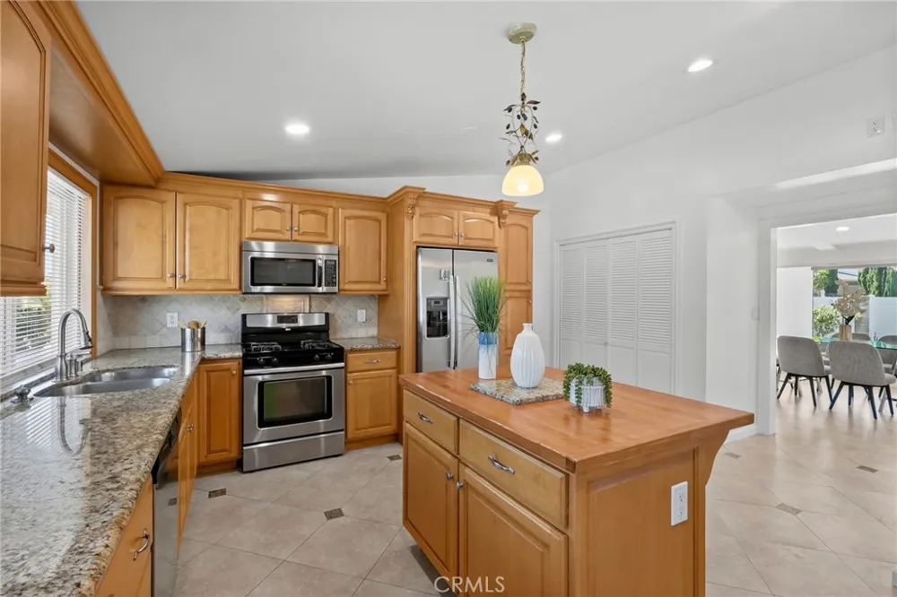 23800 Hatteras Street Woodland Hills, CA 91367