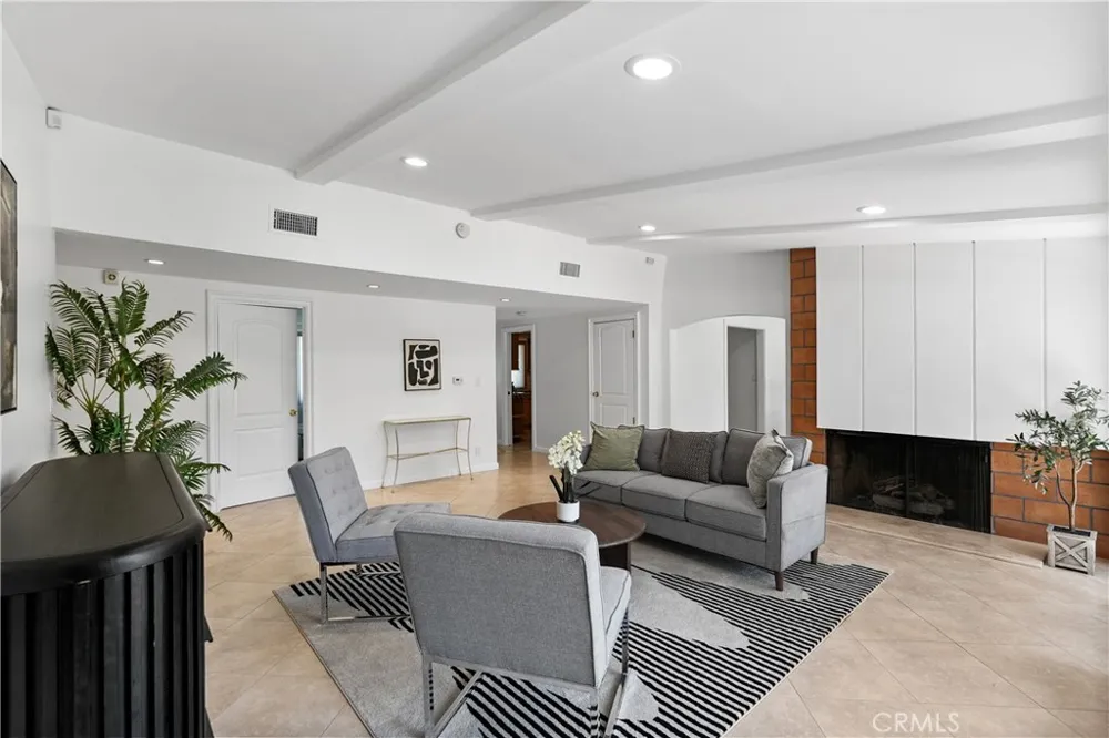 23800 Hatteras Street Woodland Hills, CA 91367