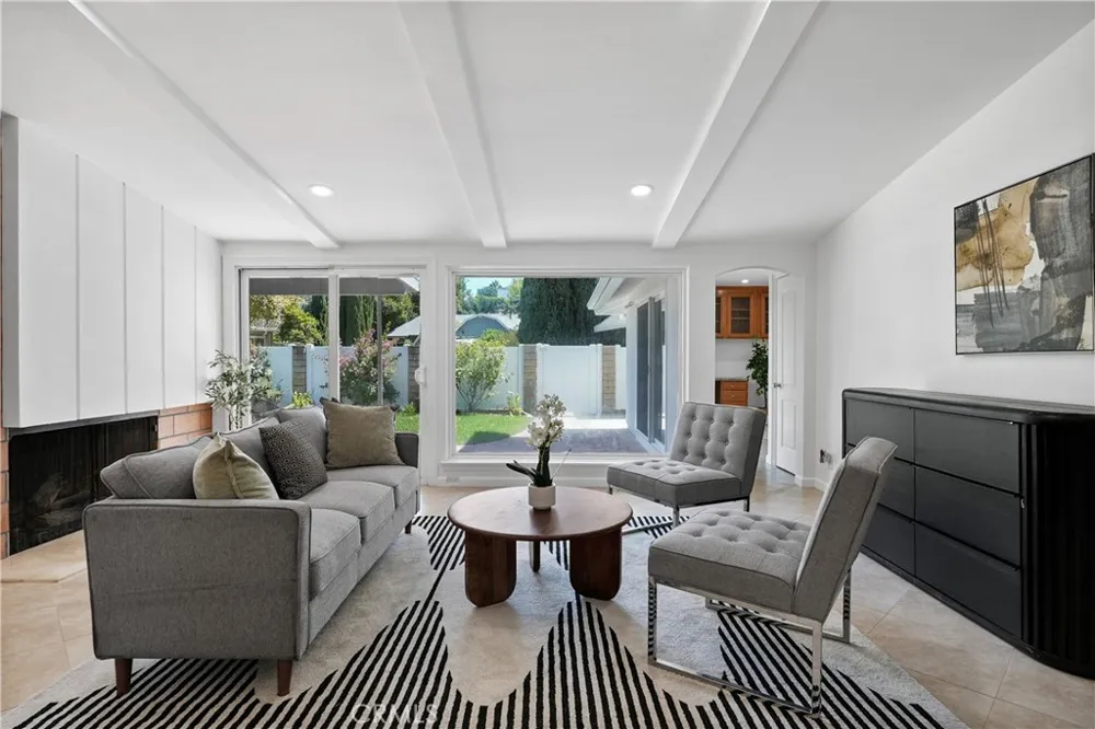 23800 Hatteras Street Woodland Hills, CA 91367