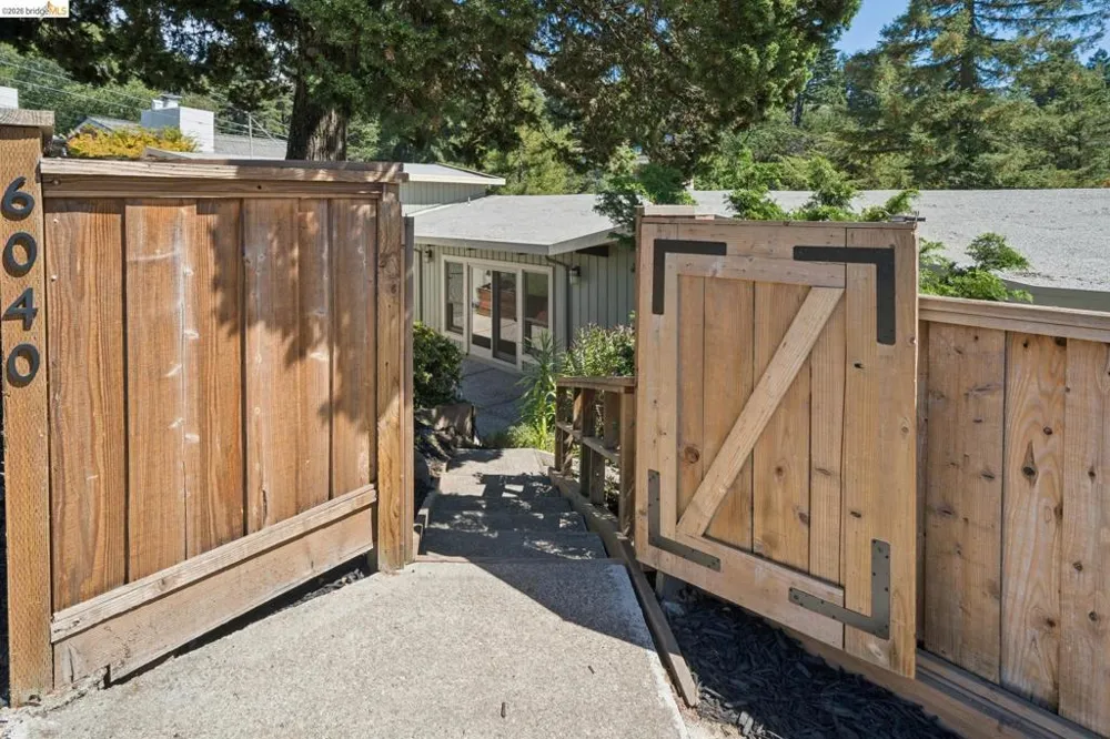 6040 Chelton Dr Oakland, CA 94611