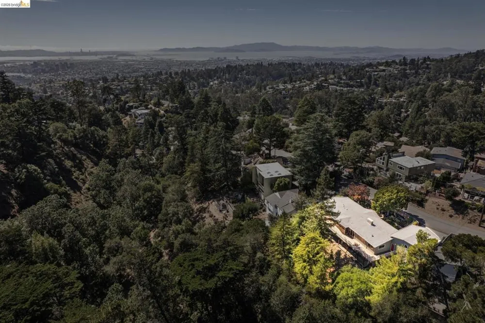 6040 Chelton Dr Oakland, CA 94611