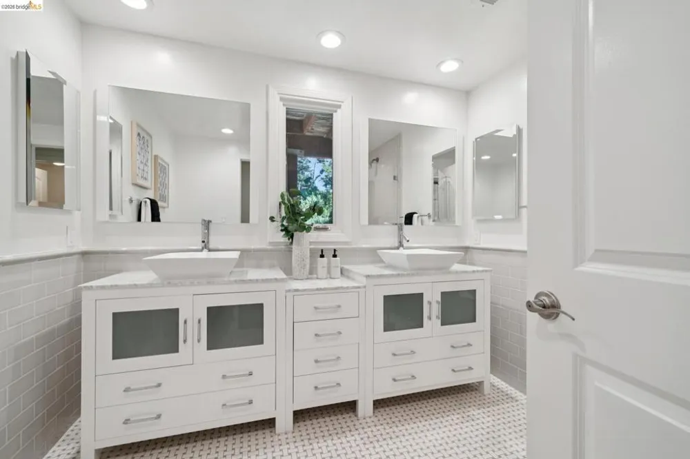 6040 Chelton Dr Oakland, CA 94611