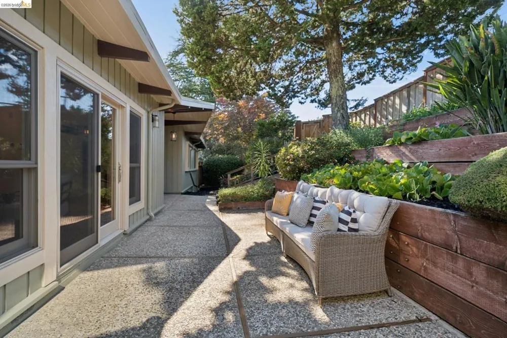 6040 Chelton Dr Oakland, CA 94611