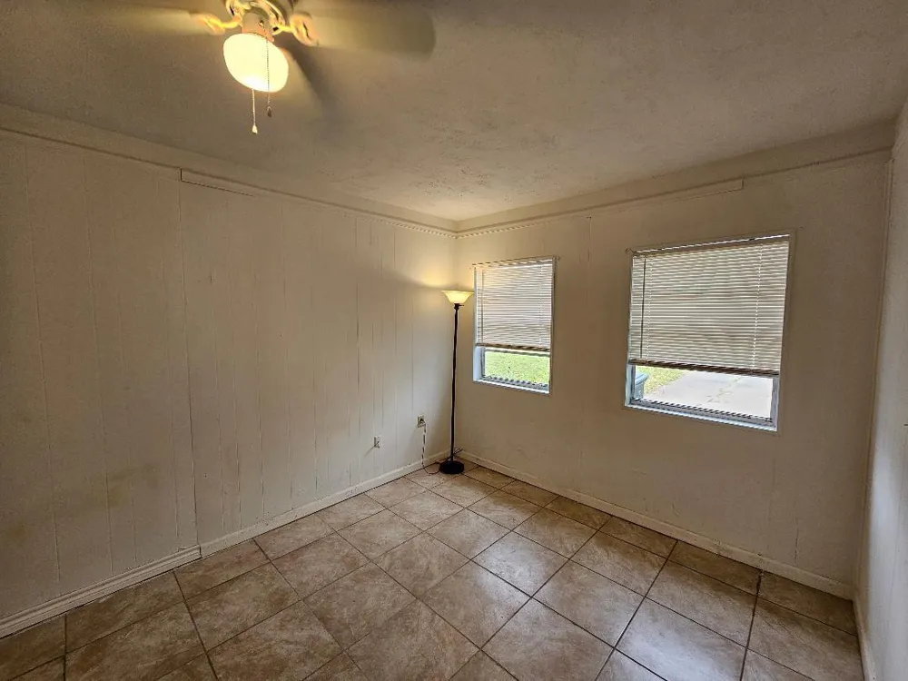1013 W Snyder Street Alvin, TX 77511