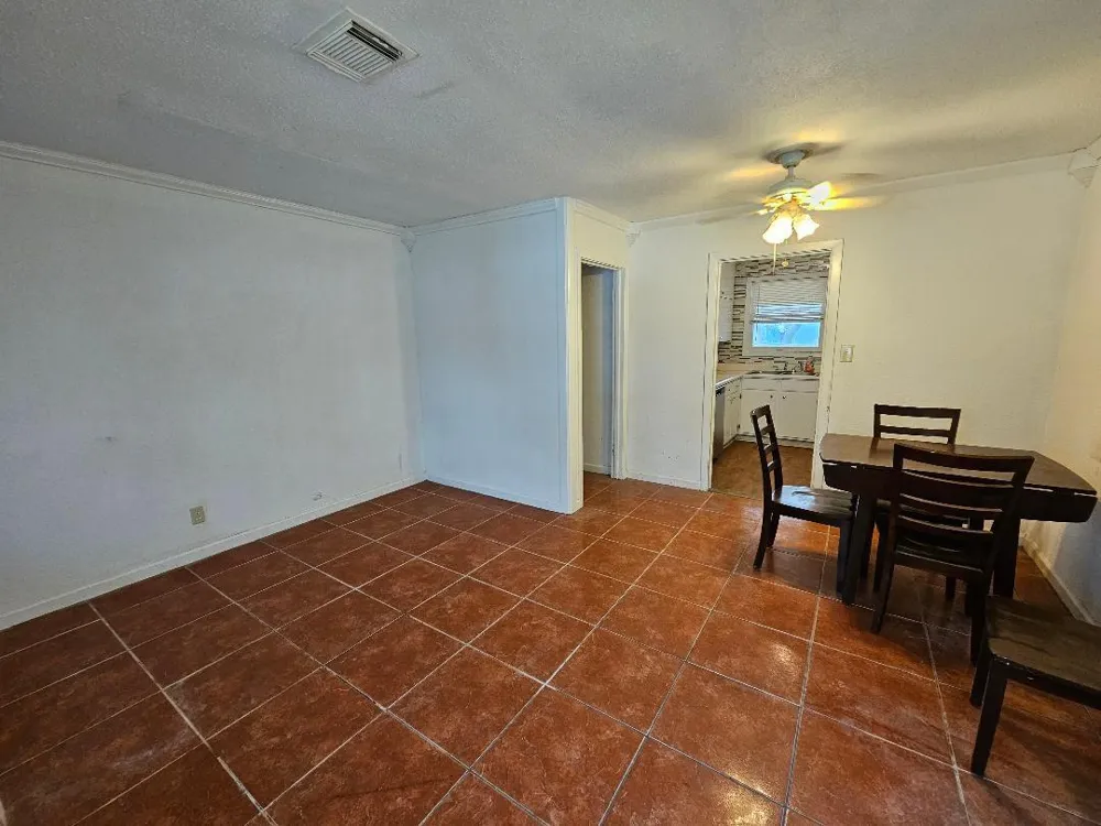 1013 W Snyder Street Alvin, TX 77511