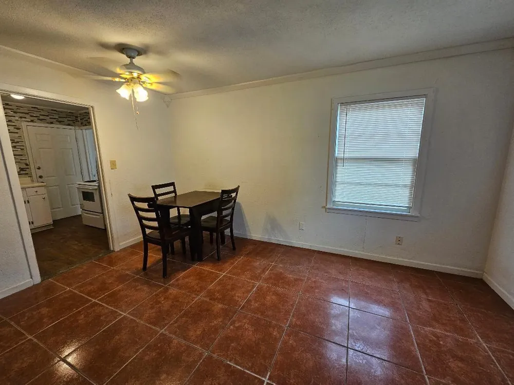 1013 W Snyder Street Alvin, TX 77511