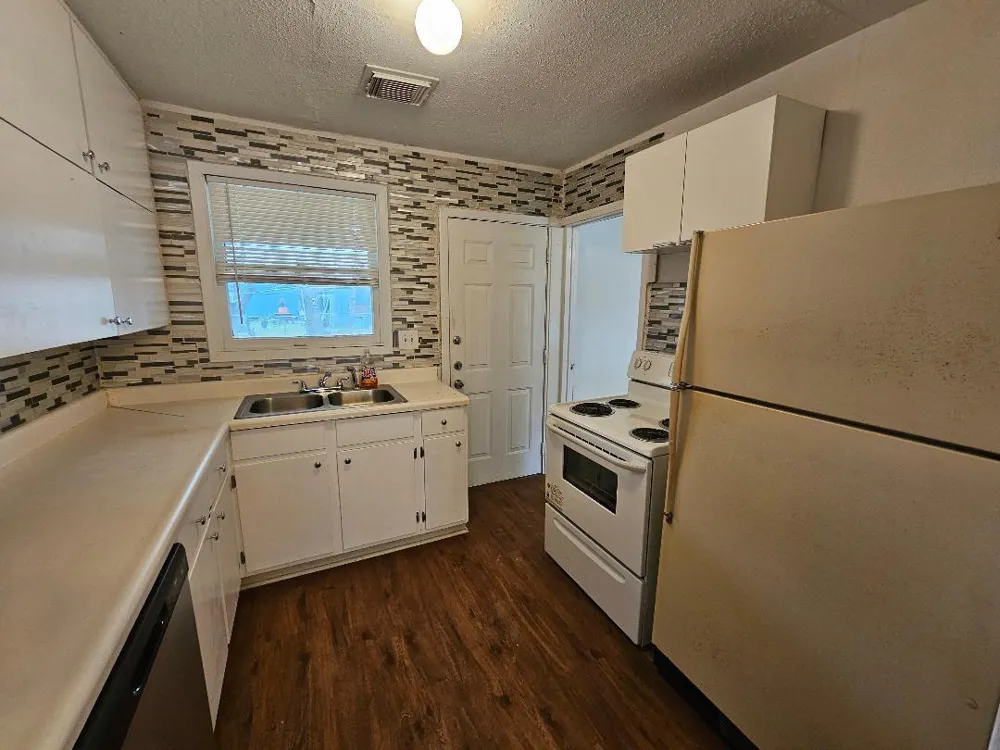1013 W Snyder Street Alvin, TX 77511