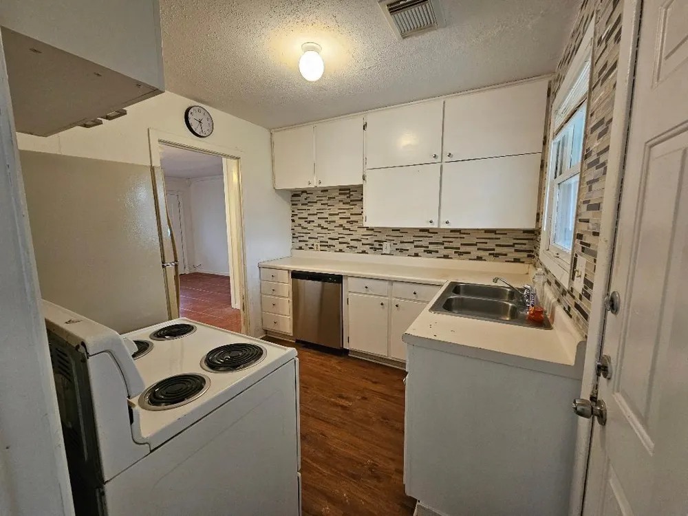 1013 W Snyder Street Alvin, TX 77511