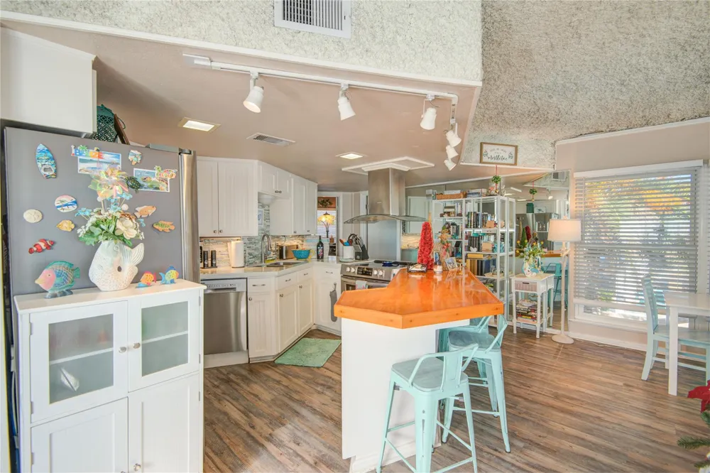 83 Dolphin Lane Freeport, TX 77541