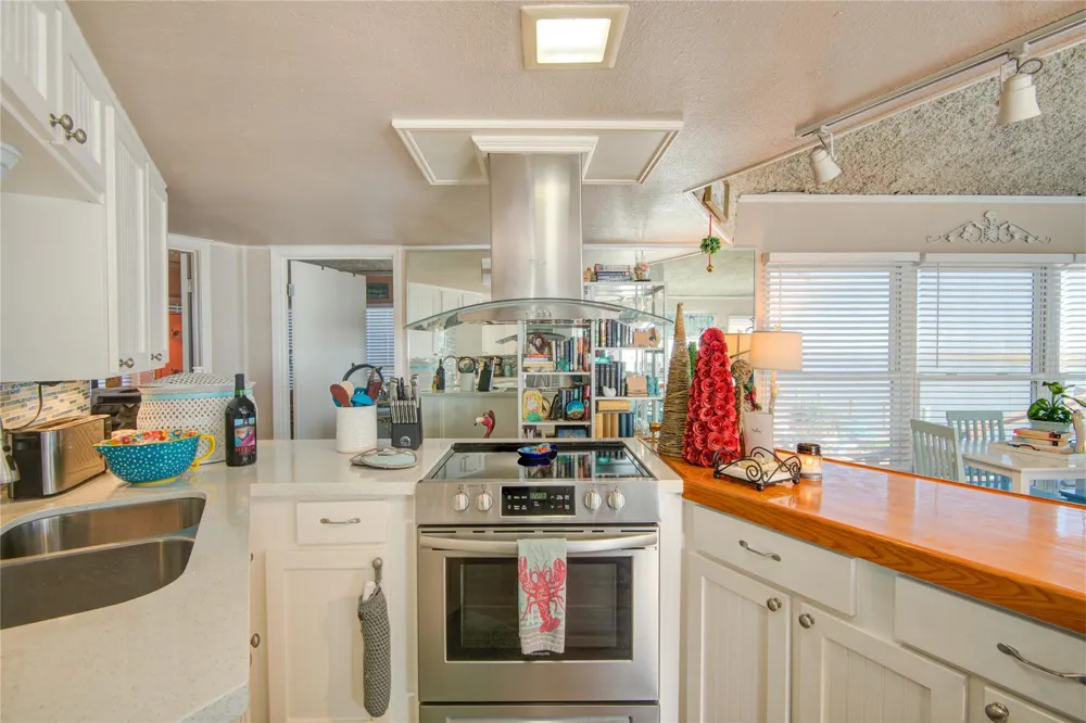 83 Dolphin Lane Freeport, TX 77541