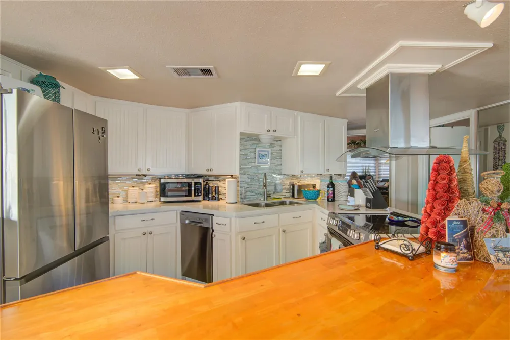 83 Dolphin Lane Freeport, TX 77541