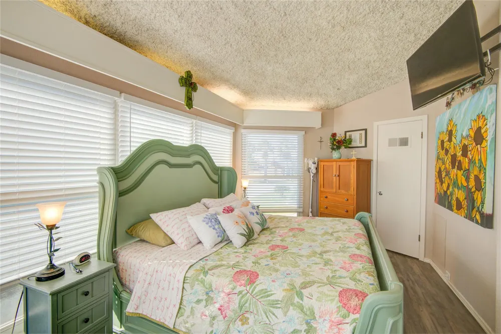 83 Dolphin Lane Freeport, TX 77541