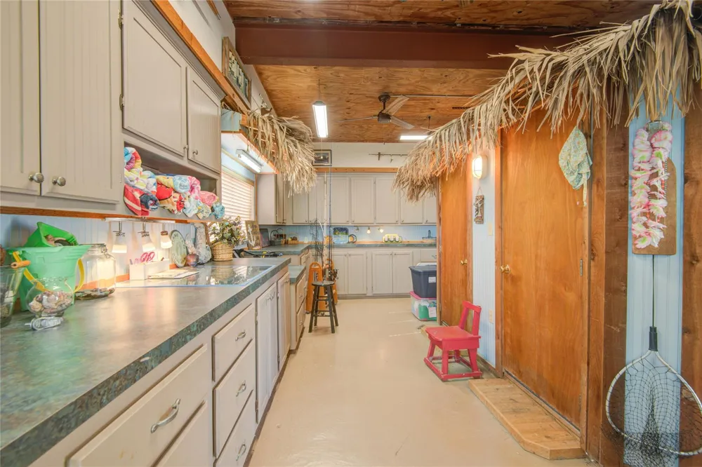 83 Dolphin Lane Freeport, TX 77541