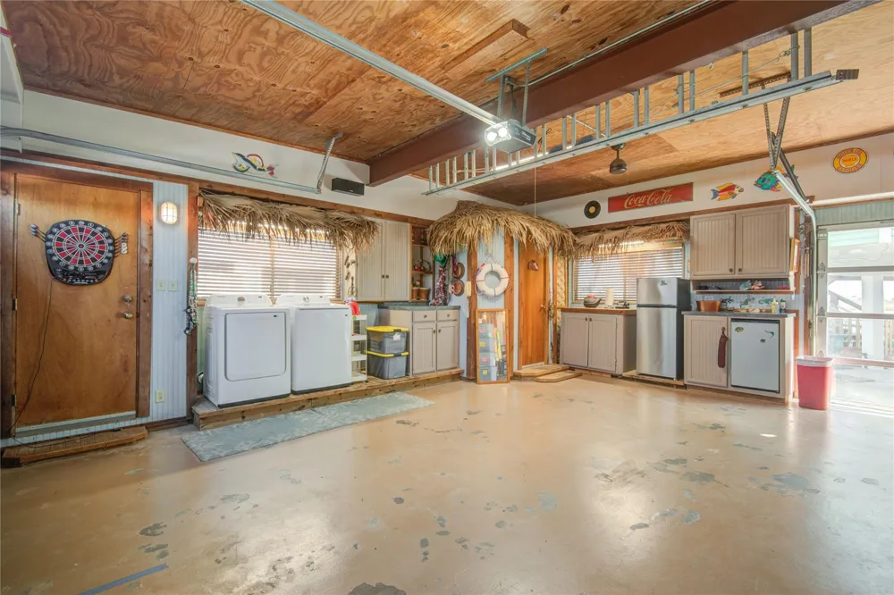 83 Dolphin Lane Freeport, TX 77541