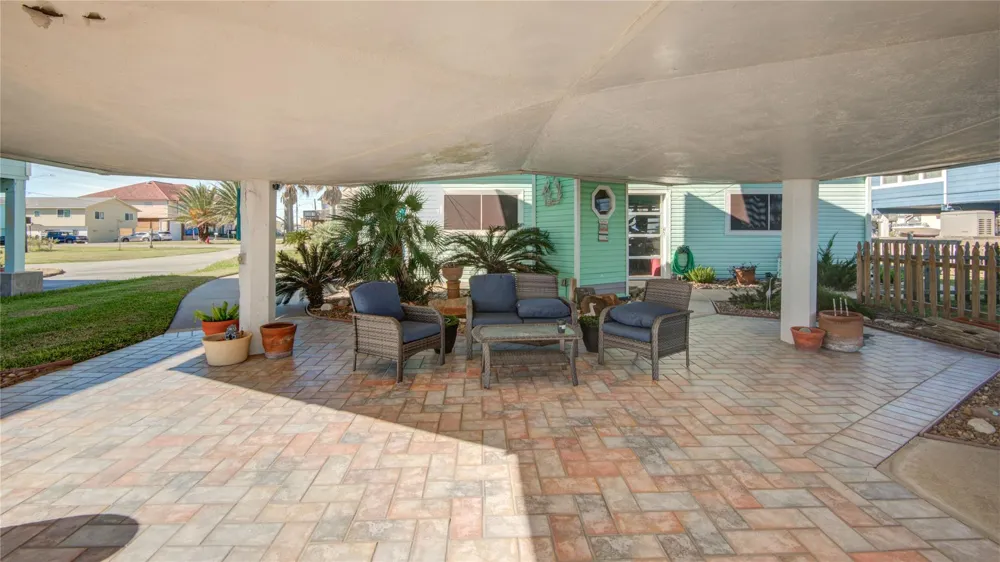 83 Dolphin Lane Freeport, TX 77541