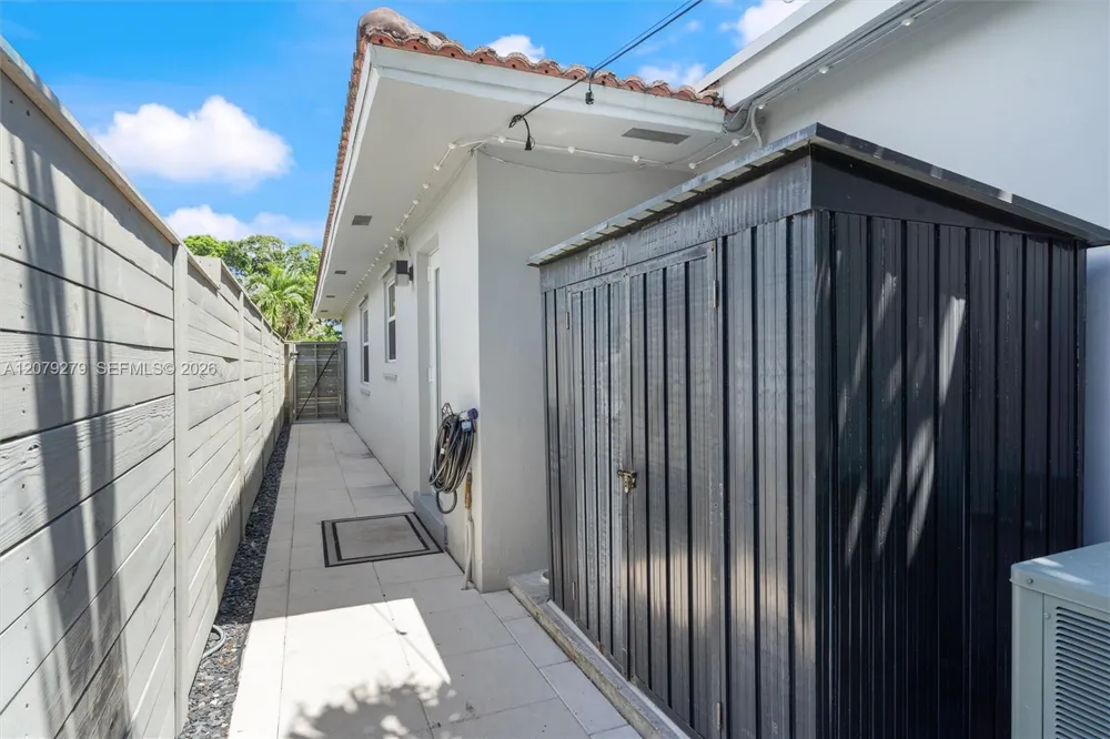 684 NE 35th St Oakland Park, FL 33334