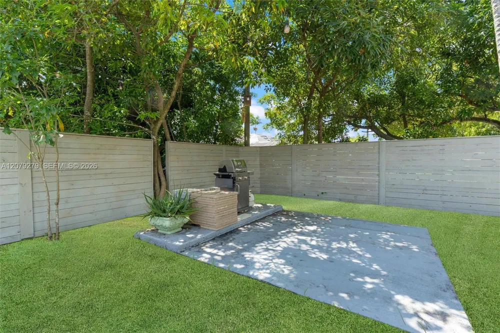 684 NE 35th St Oakland Park, FL 33334