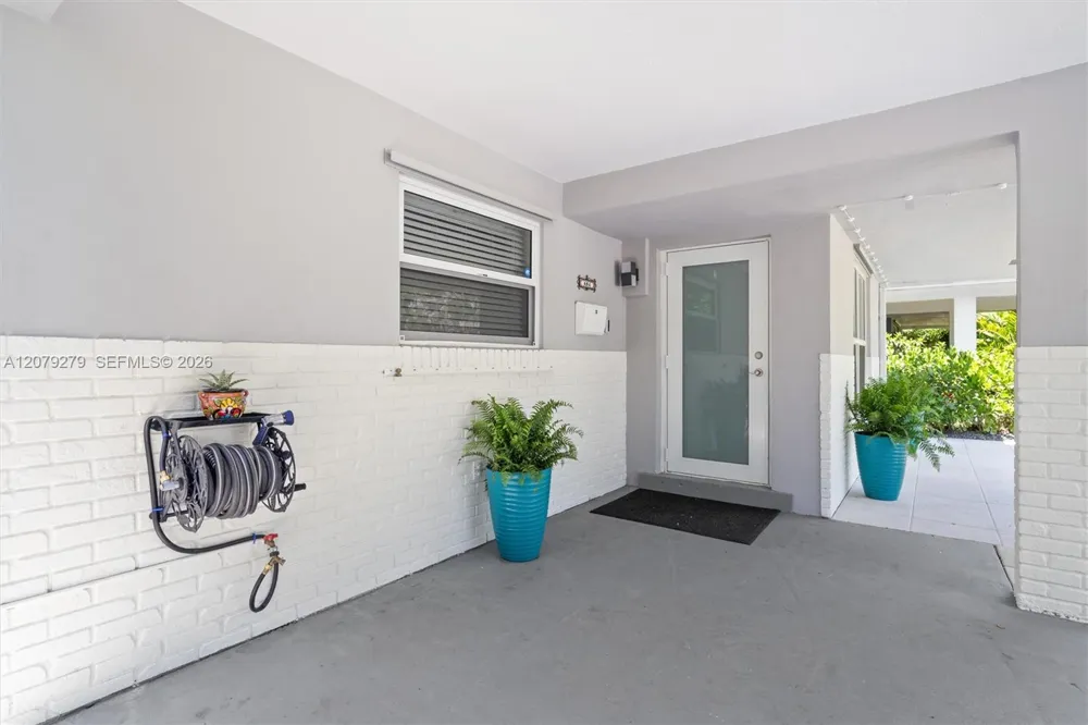684 NE 35th St Oakland Park, FL 33334