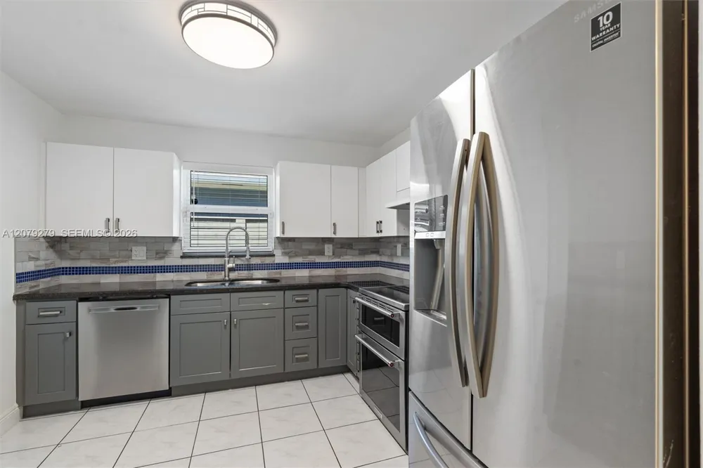 684 NE 35th St Oakland Park, FL 33334
