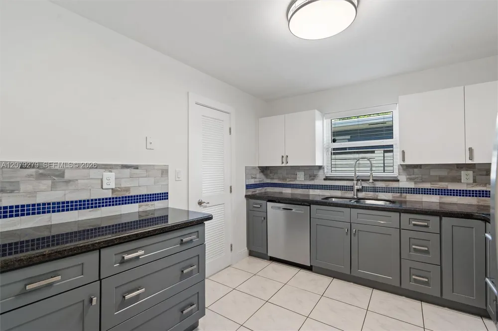 684 NE 35th St Oakland Park, FL 33334
