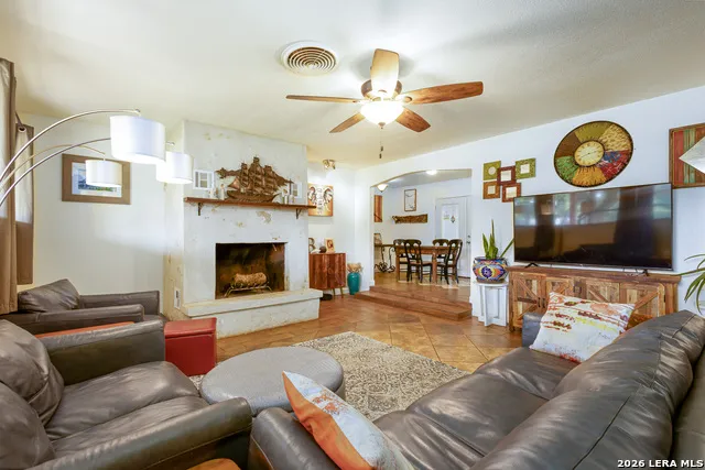 117 HILLTOP DR Kerrville, TX 78028