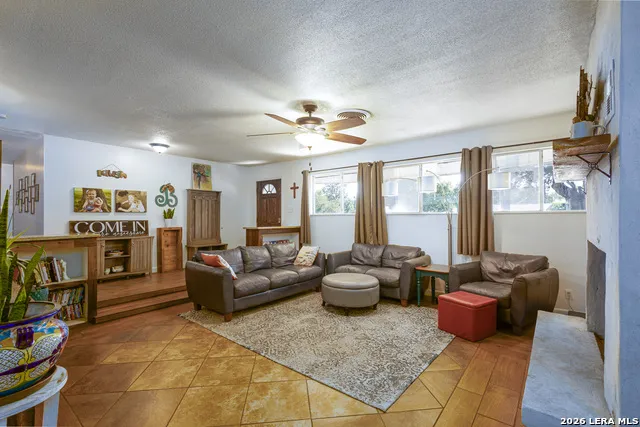 117 HILLTOP DR Kerrville, TX 78028