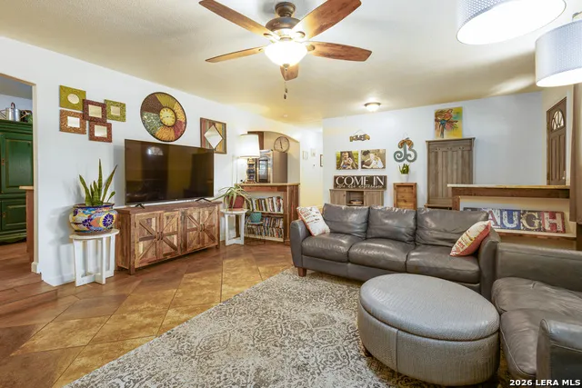 117 HILLTOP DR Kerrville, TX 78028