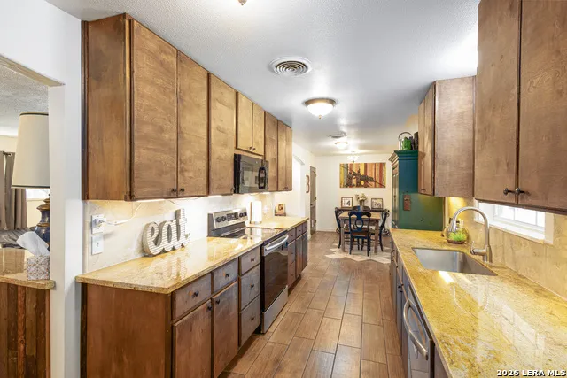 117 HILLTOP DR Kerrville, TX 78028