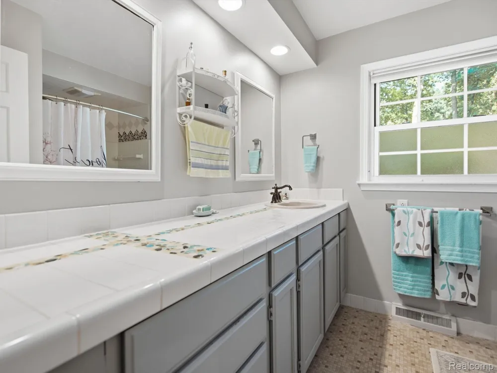 2314 Ostrum Drive Waterford Charter Township, MI 48328