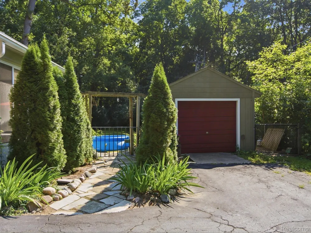 2314 Ostrum Drive Waterford Charter Township, MI 48328
