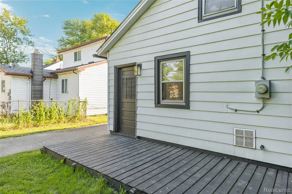 28042 Maple Street Roseville City, MI 48066