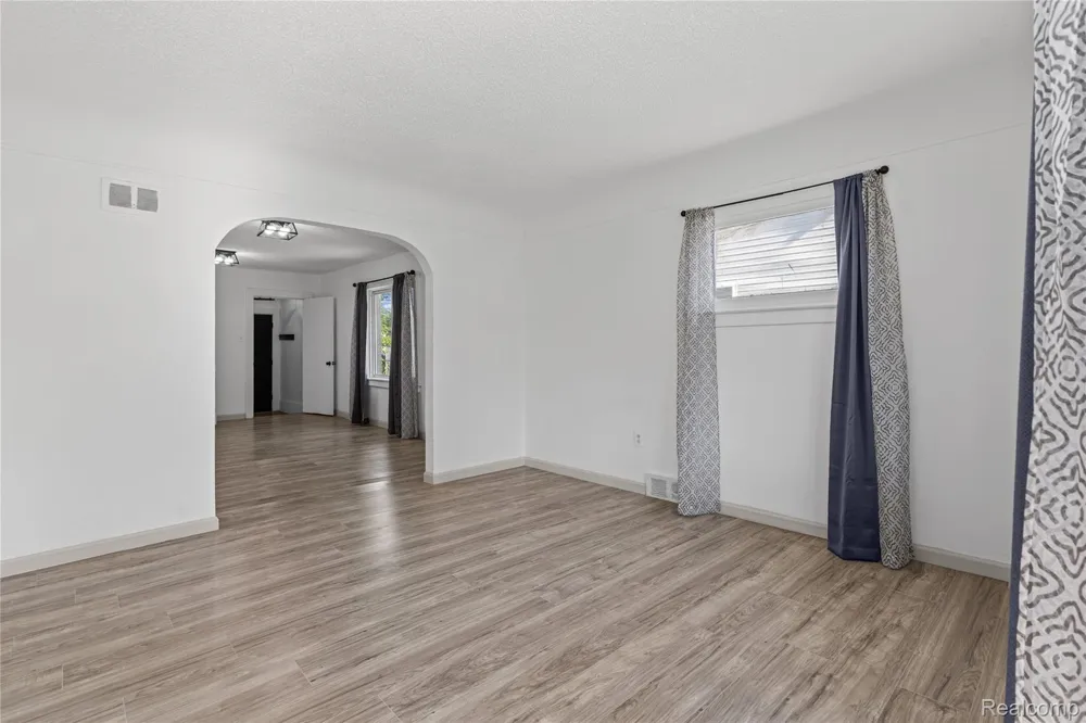 28042 Maple Street Roseville City, MI 48066