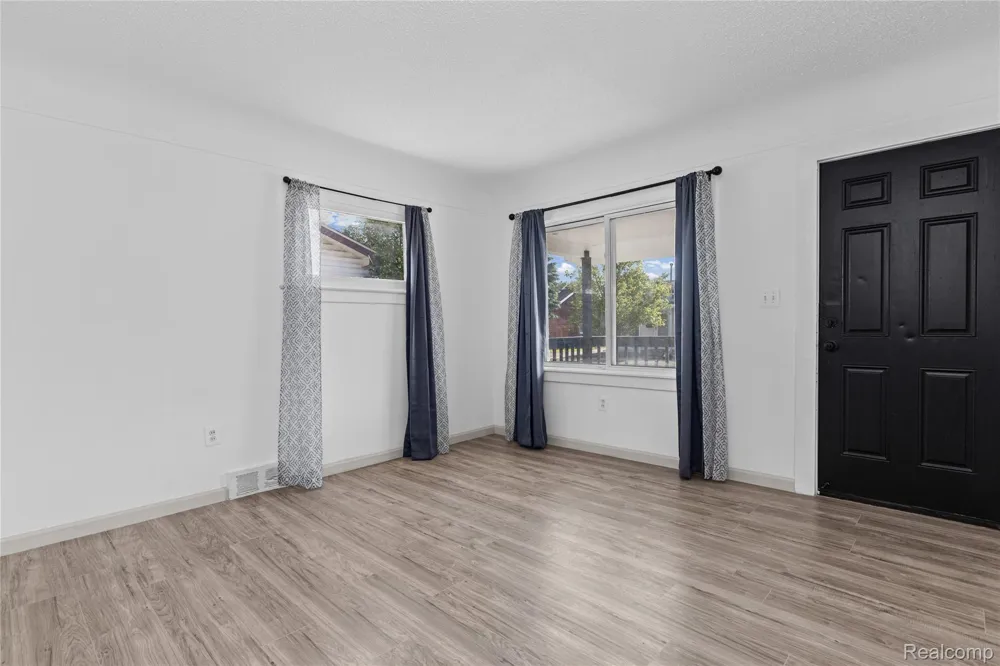 28042 Maple Street Roseville City, MI 48066