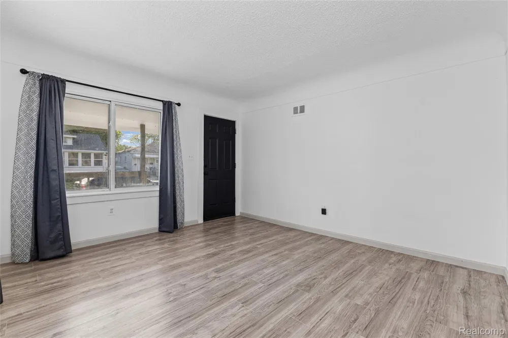 28042 Maple Street Roseville City, MI 48066