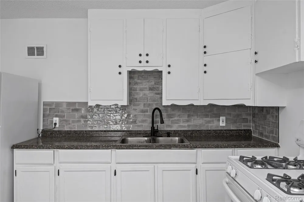 28042 Maple Street Roseville City, MI 48066