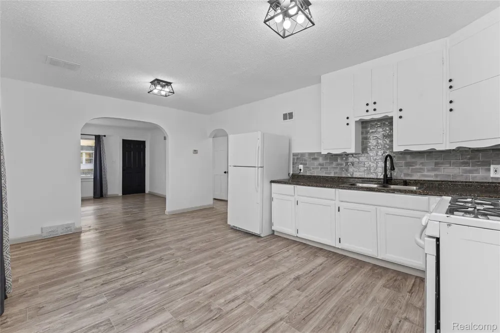 28042 Maple Street Roseville City, MI 48066