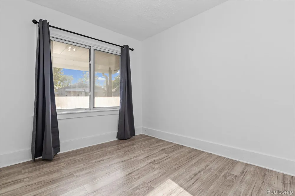 28042 Maple Street Roseville City, MI 48066