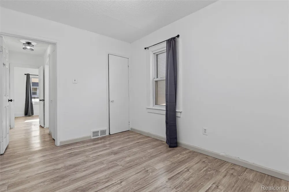 28042 Maple Street Roseville City, MI 48066