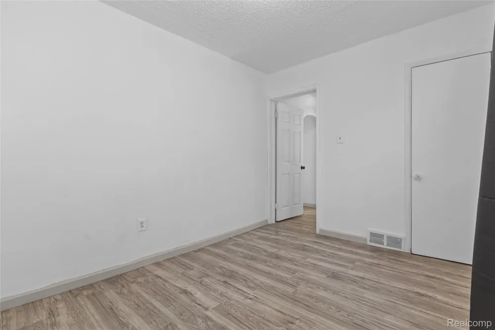 28042 Maple Street Roseville City, MI 48066