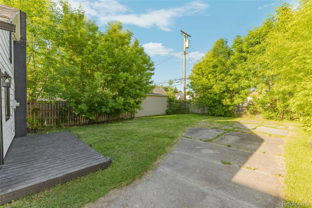 28042 Maple Street Roseville City, MI 48066