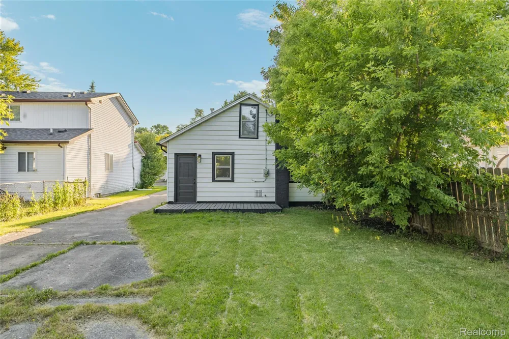 28042 Maple Street Roseville City, MI 48066