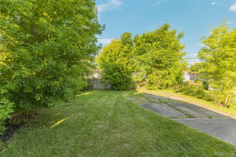 28042 Maple Street Roseville City, MI 48066